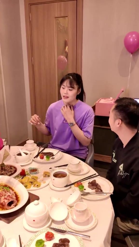 李月汝生日排面拉满！26岁生日 看小宝的专属LOGO和定制T