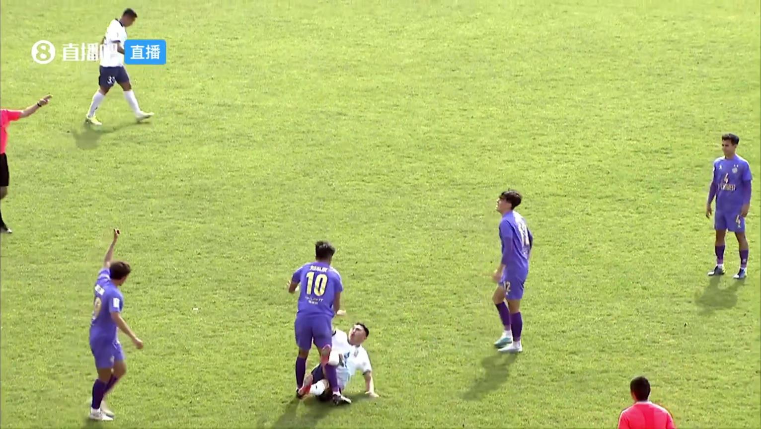 这。。中冠广西联合球员南云齐被犯规后直接挥拳命中对手腹部