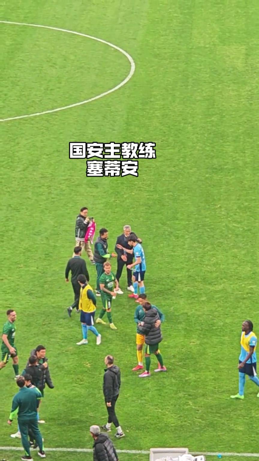 加油，实拍：小将王钰栋赛后得到了国安将帅的高度认可
