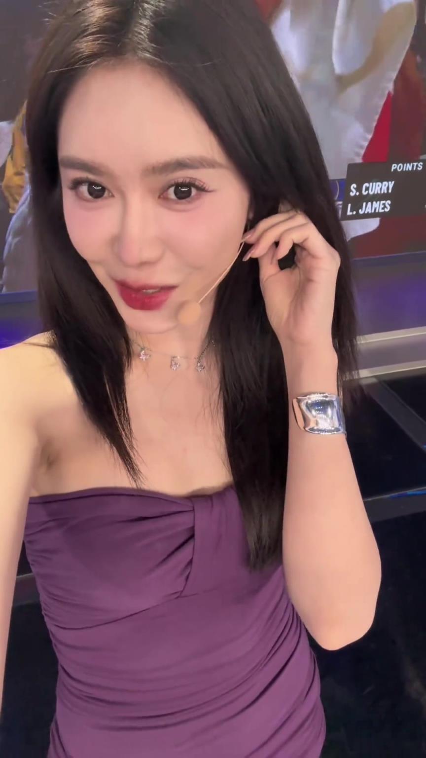 湖人输了美娜勉强的笑，可惜了这一身紫色韵味