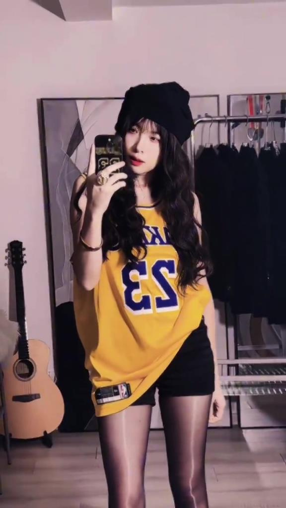 这大长腿！现在女詹密都这么卷了吗