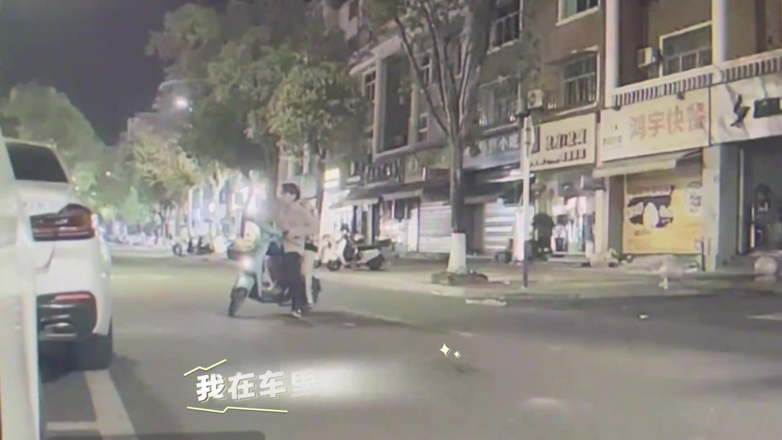 无语！老哥在车里看皇马被绝杀，结果来了俩小毛贼偷车