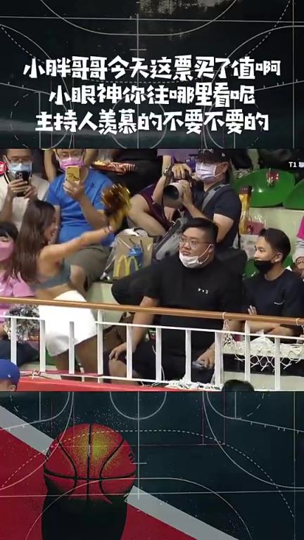 啦啦队美女直接在面前表演，真是便宜这位小胖哥了！