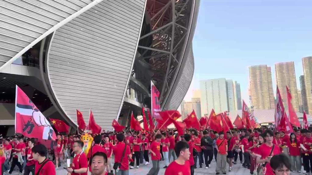 气氛拉满！莲花体育场外大批球迷高举国旗为国足加油