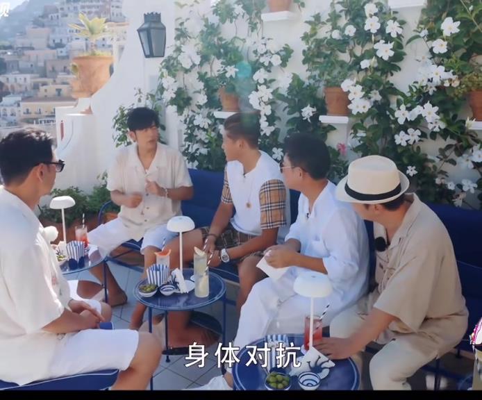 周杰伦回应戴墨镜原因。网友神评：会碰撞？不是养生球吗