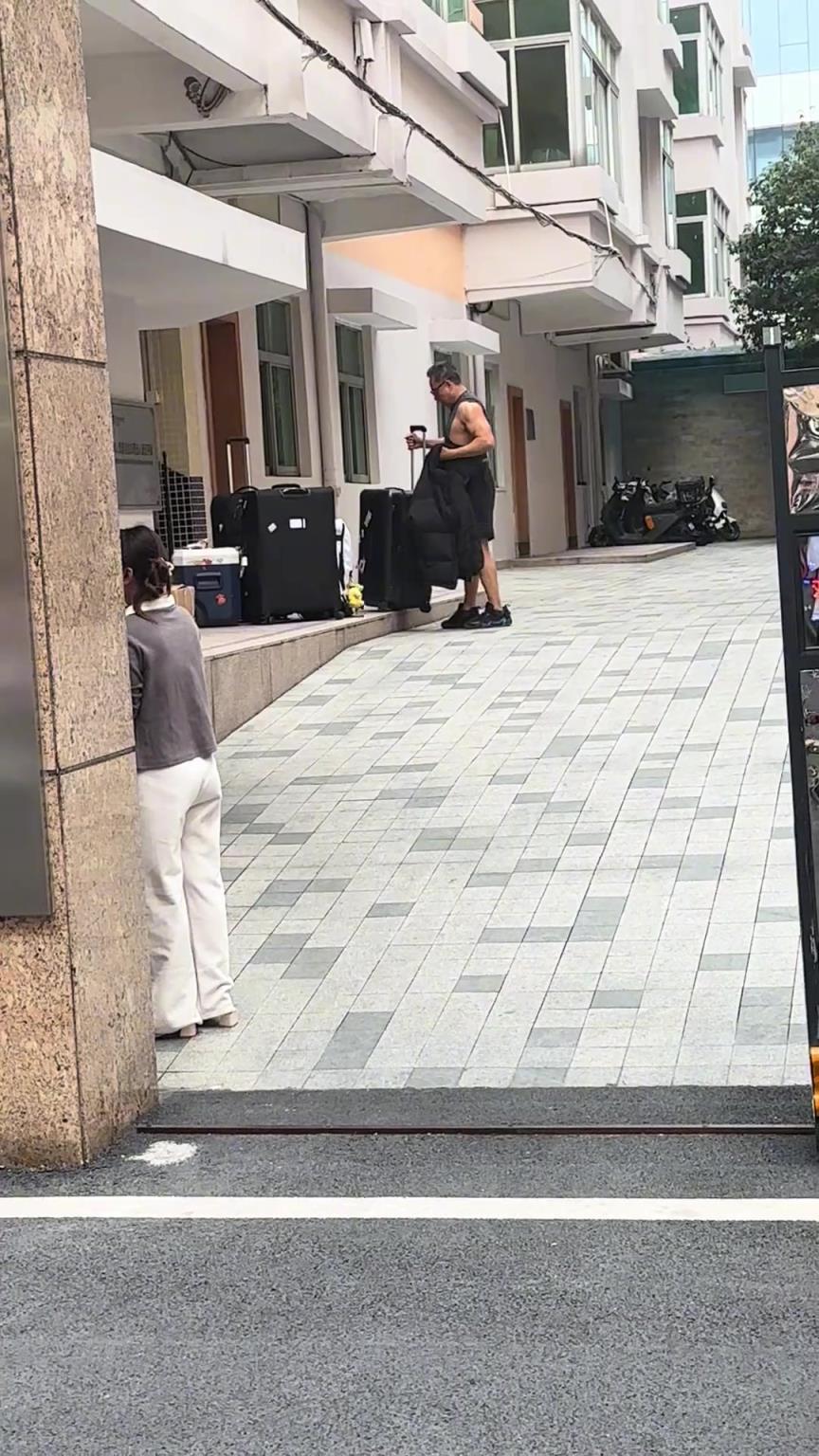 胡明轩爸爸看着真壮实啊