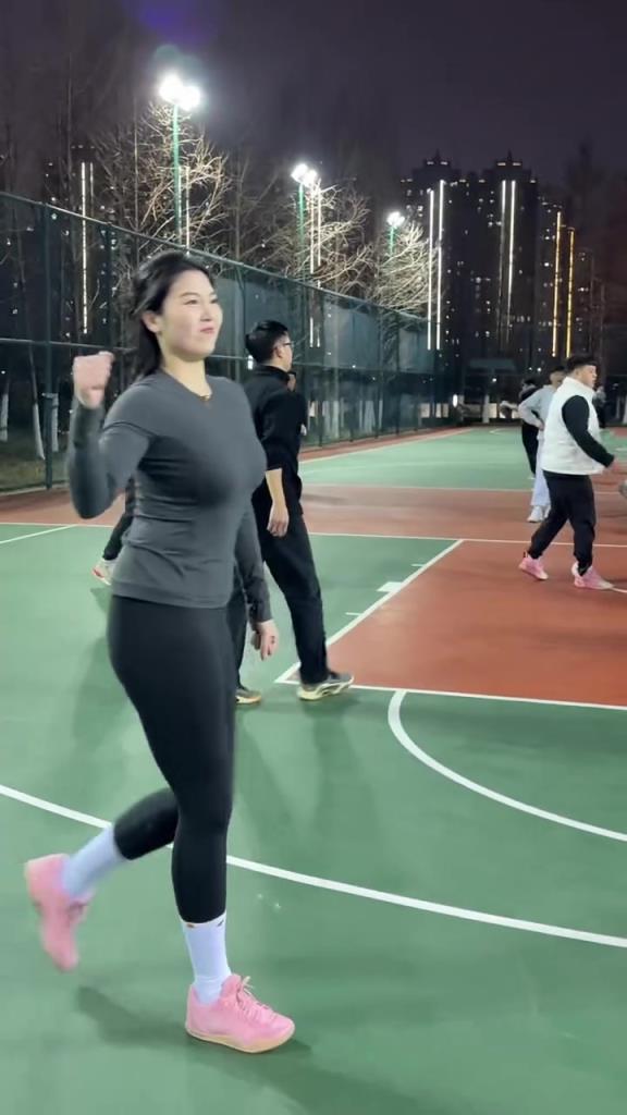 肘子姐原地跳投那一下，我反复观看了好几遍才看清