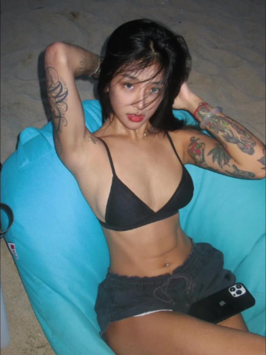 李添荣女友大秀海边比基尼招 小麦肤色十分亮眼！
