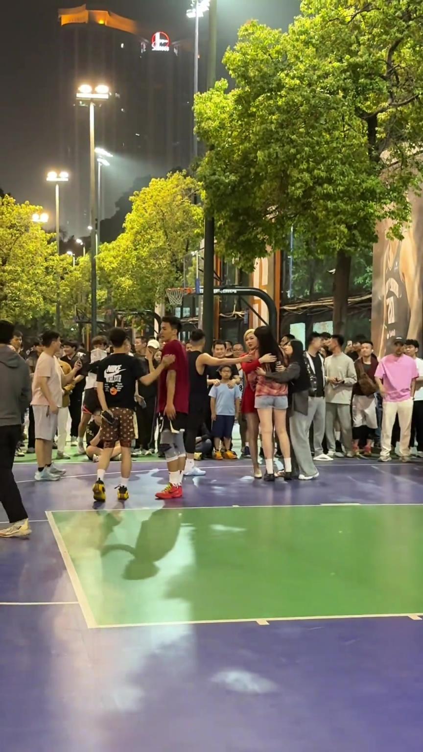 广州天体篮球场又爆发冲突！这次惹到长腿小姐姐发怒了！