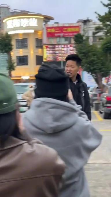 这个黄牛有点虎啊！请问如果大哥坐观众席了，谁上去替11号？