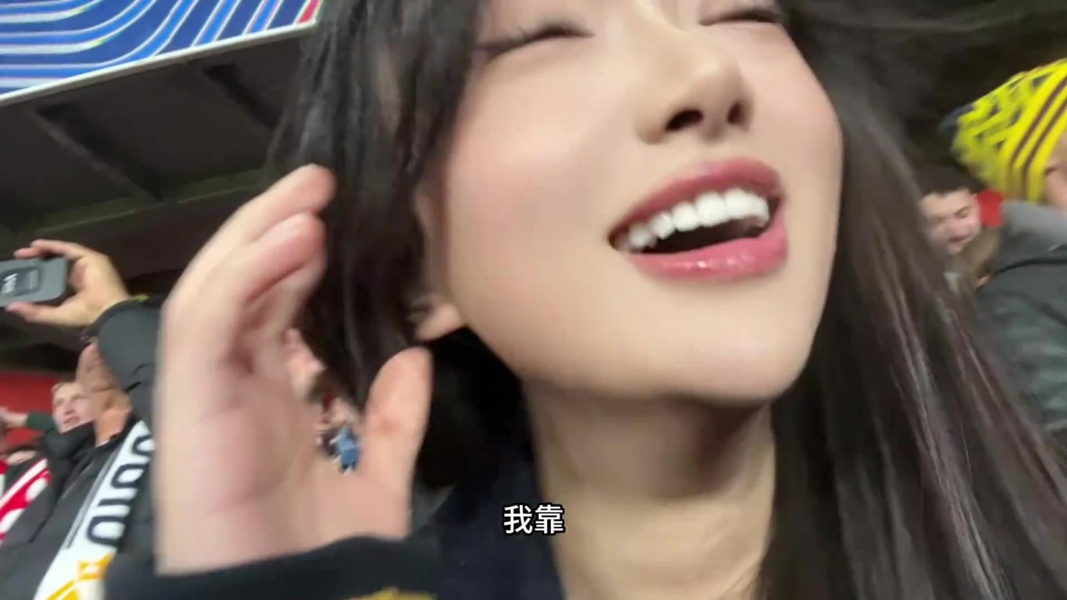 我靠！阿森纳美女球迷看到赖斯进球，全程激动破音