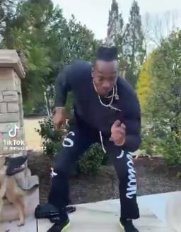 真是会整活！霍华德大跳魔性舞蹈