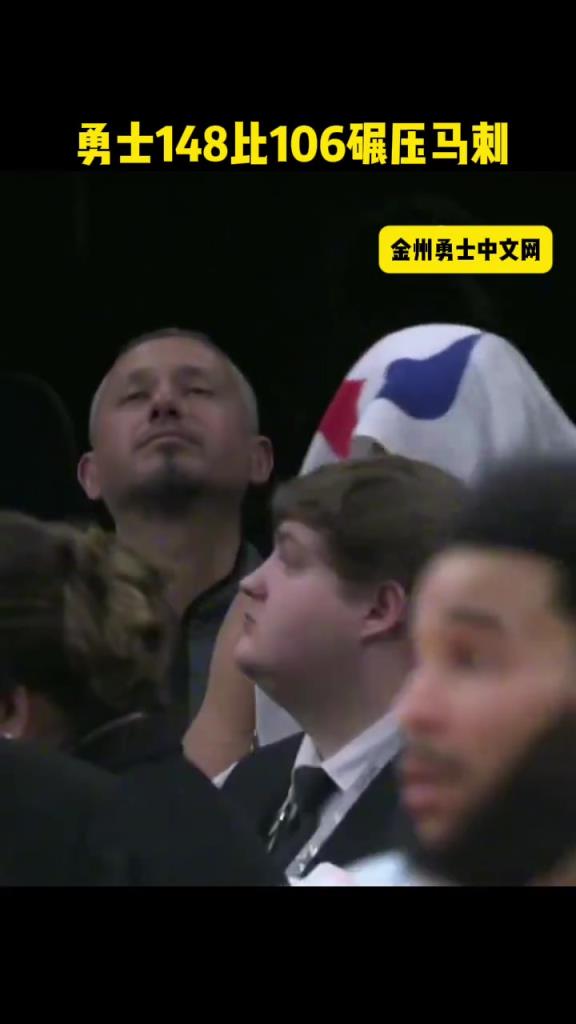 这谁啊，被主教练第四节弃用了还这么开心！