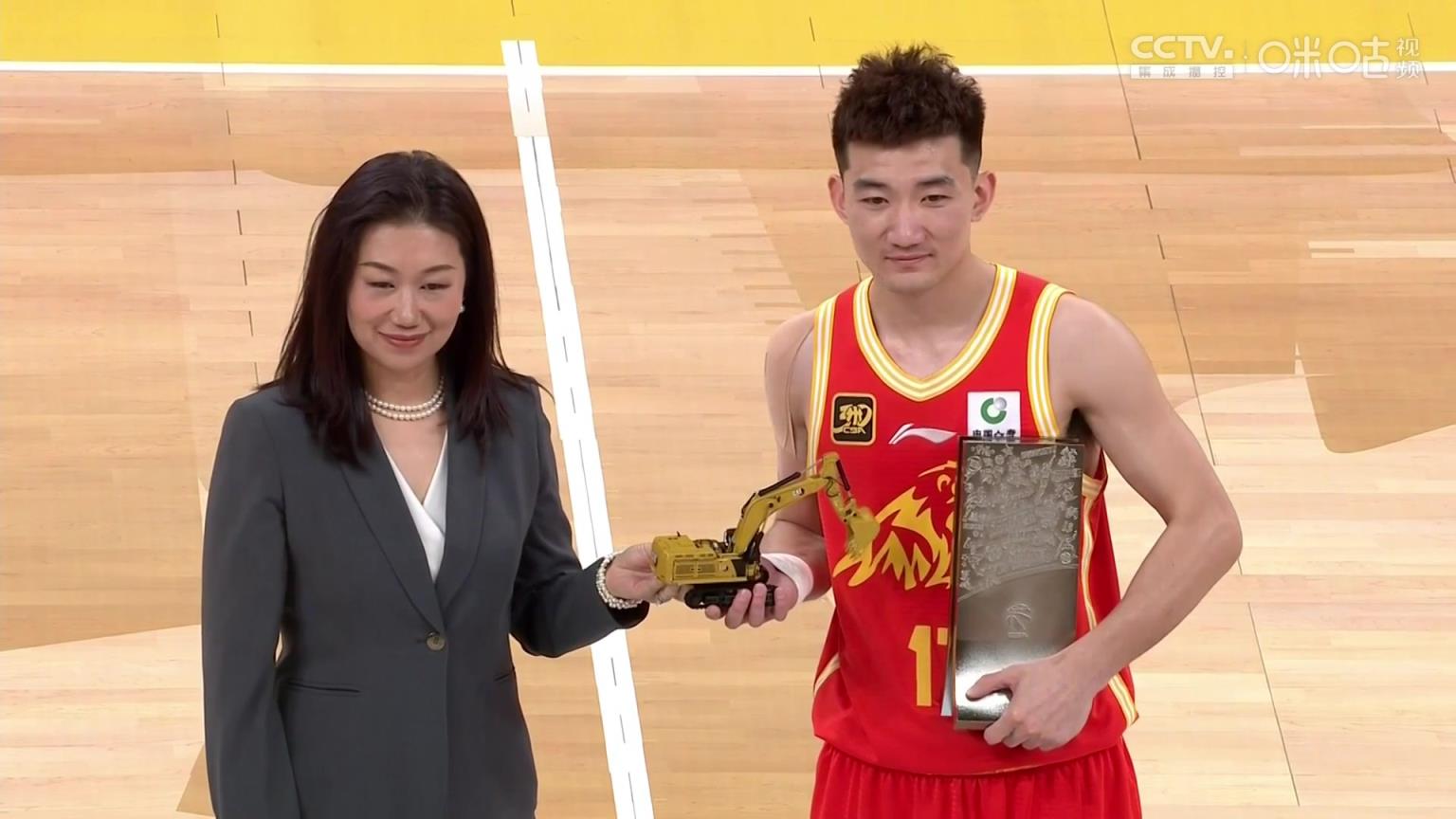 首位后卫DPOY！孙铭徽领取最佳防守球员奖项还送小挖掘机