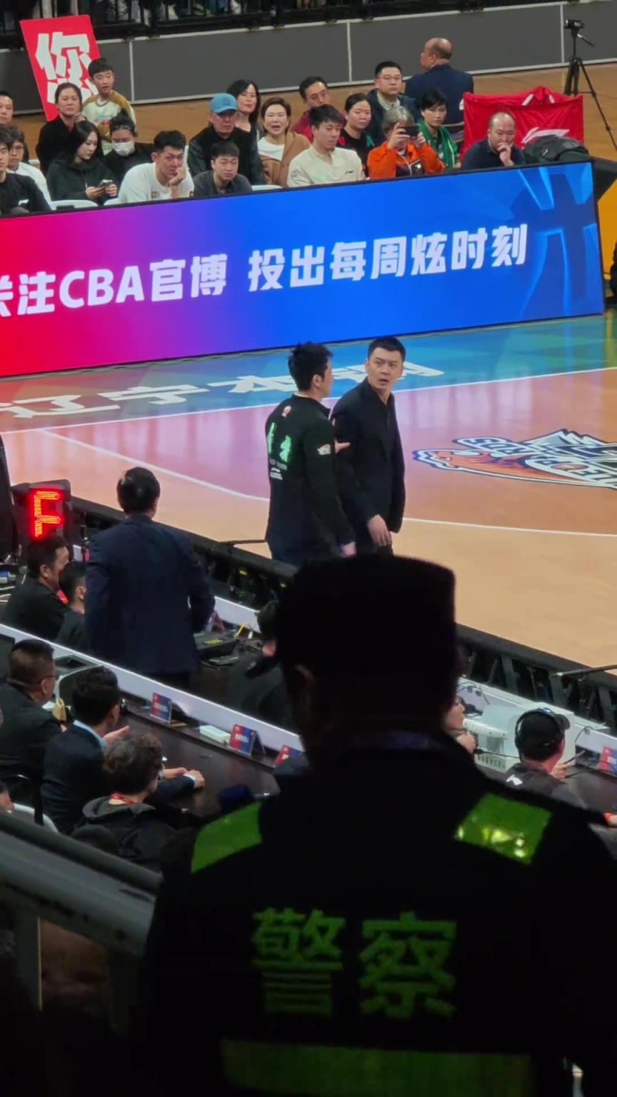 技术台工作人员指着杨鸣对骂 据悉为篮协裁判主任马立军