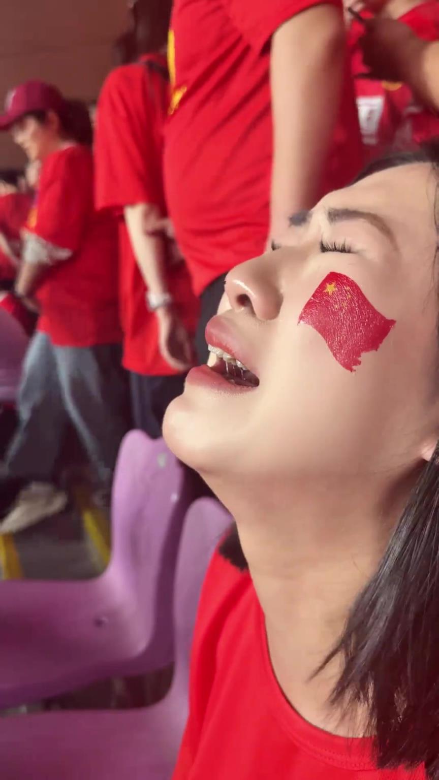 国足输球，现场小姐姐哭成泪人