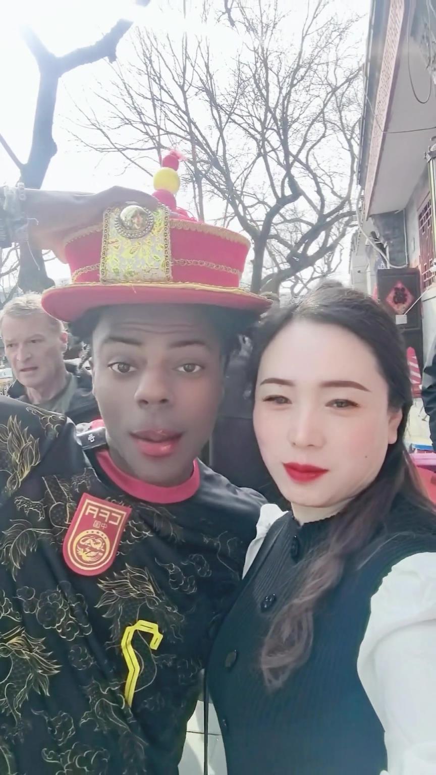 十级美颜+口红把甲亢哥整得太辣眼睛了