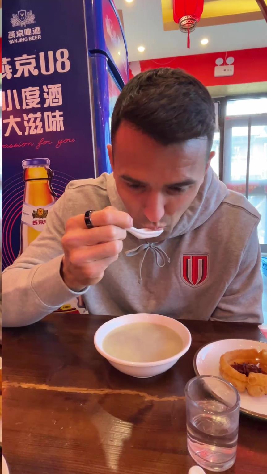 周定洋社媒发布：豆汁儿，我是真的尝试了