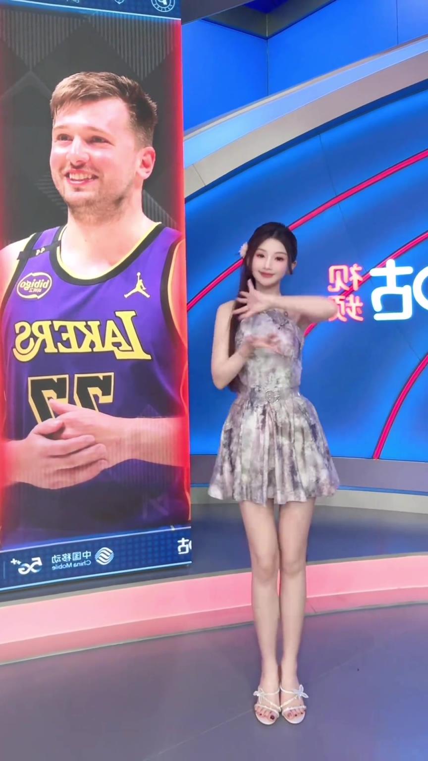原来女主播中场休息时候是在干这种事情