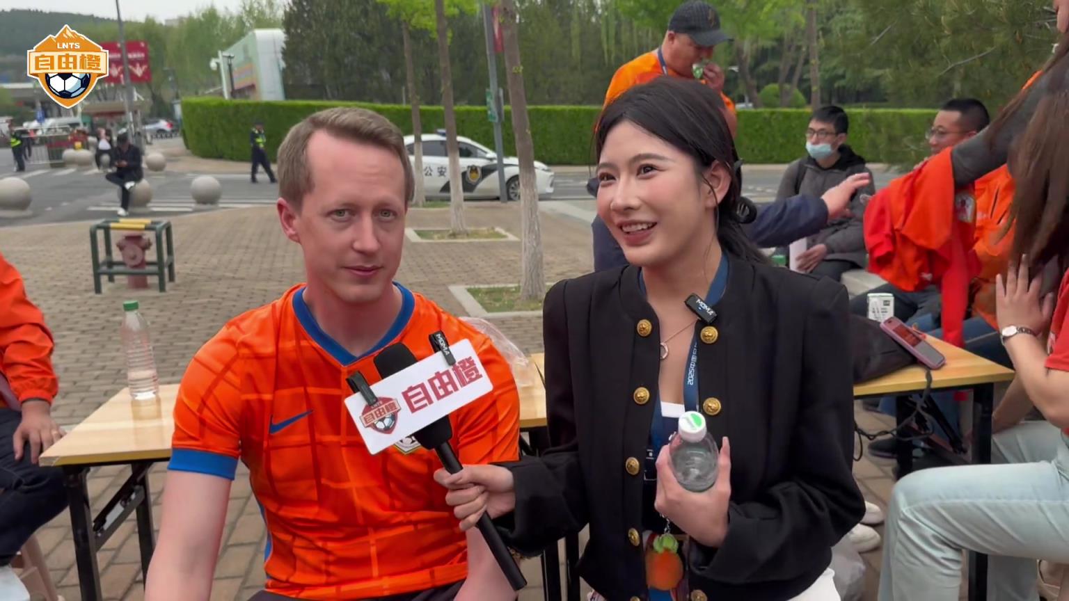 英国足球哥接受美女主持采访：我最喜欢王大雷，因为他才喜欢泰山