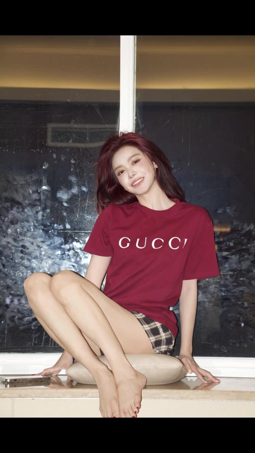 多控一会也行！美娜坐飘窗上光腿光脚晒照：控你12秒~