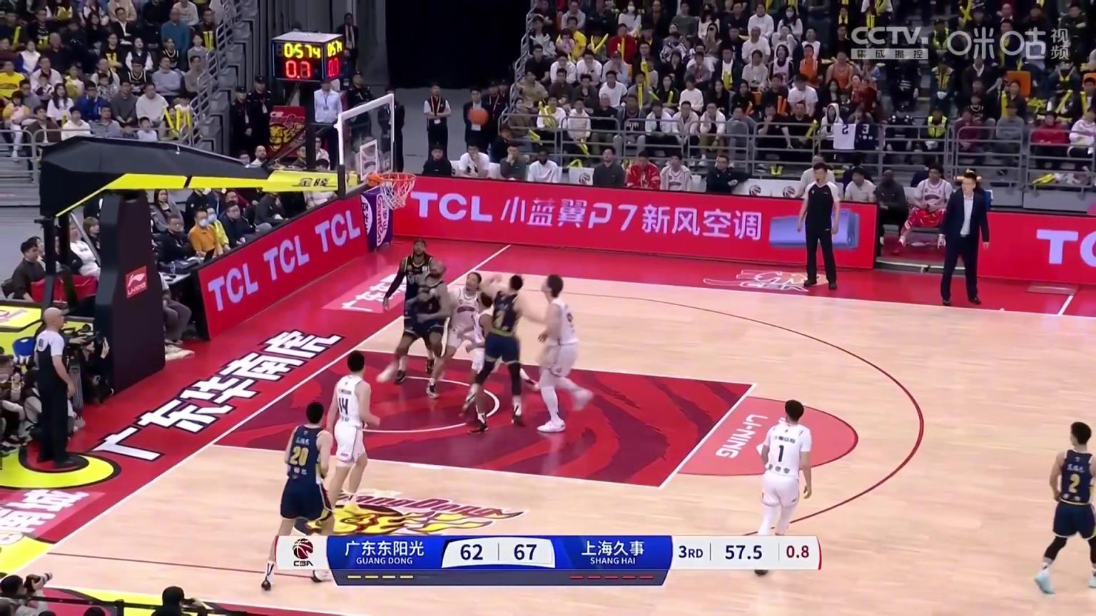 这不是篮球动作啊！王哲林摔倒在地上后，情绪上头的莫兰德还踢了一脚，顺便跨过去