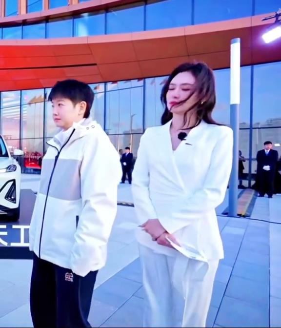 这是什么联动？孙颖莎和美娜出席活动 突然靠近后美娜笑了~