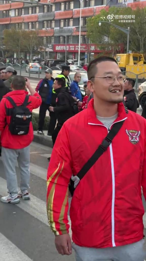 现场网友：申花球迷闯过安保分界线进行辱骂挑衅