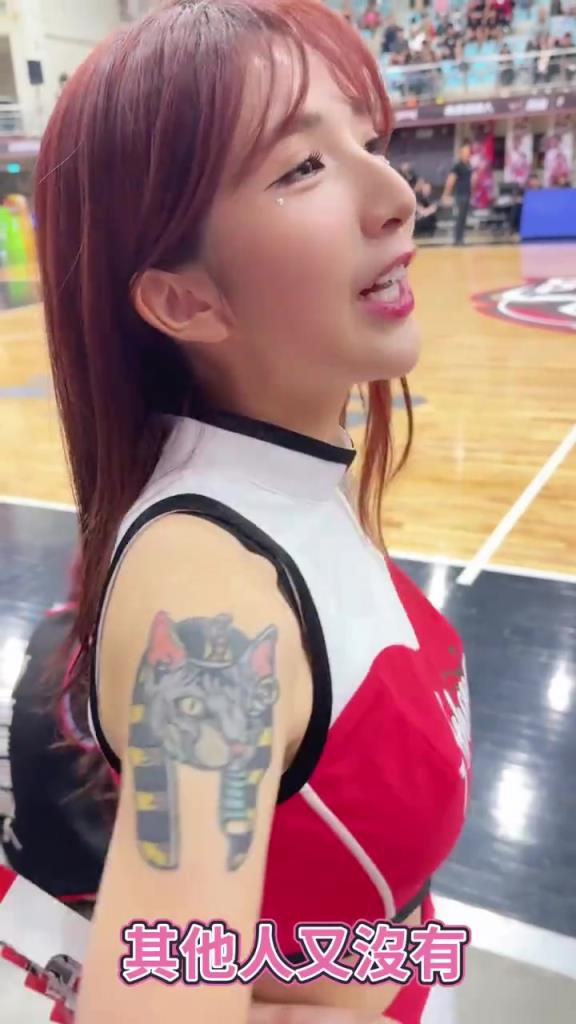 长大了才明白，手机才是最大的乡愁，爱妃在里头，朕在外头