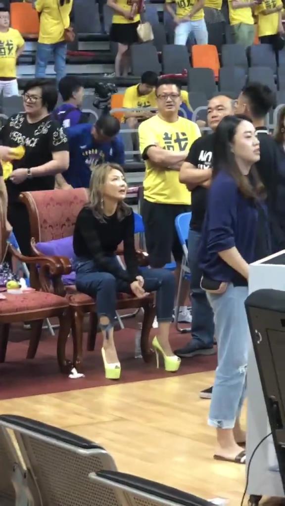 这么高的跟能走路吗？广东宏远老板娘穿着恨天高坐在场边看球~
