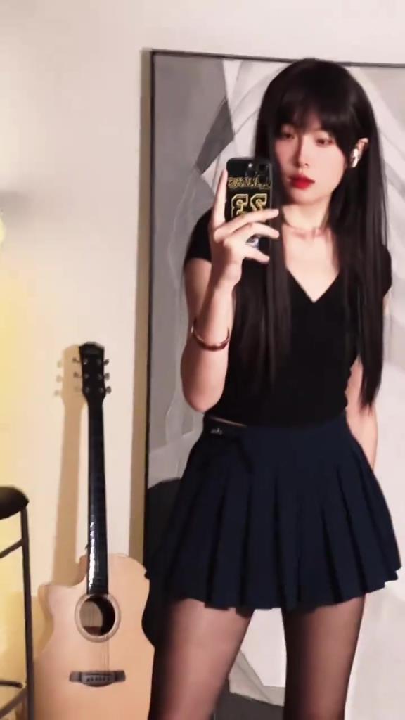 果然今天赢了！美女詹密穿黑丝高跟晒照：连败又如何 终归会翻盘