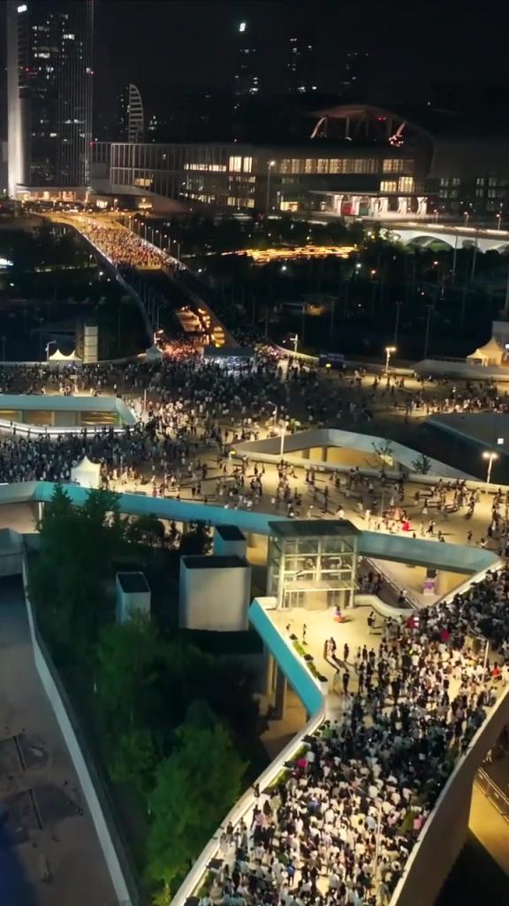 国足结束超7万人散场，画面十分震撼！