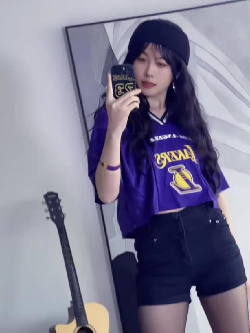 黑丝美女詹密表白詹姆斯：我爱老詹!我爱湖人!