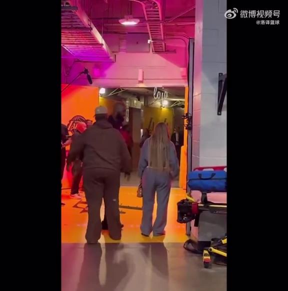 好家伙！詹姆斯赛后再次亲吻了队友的妈妈