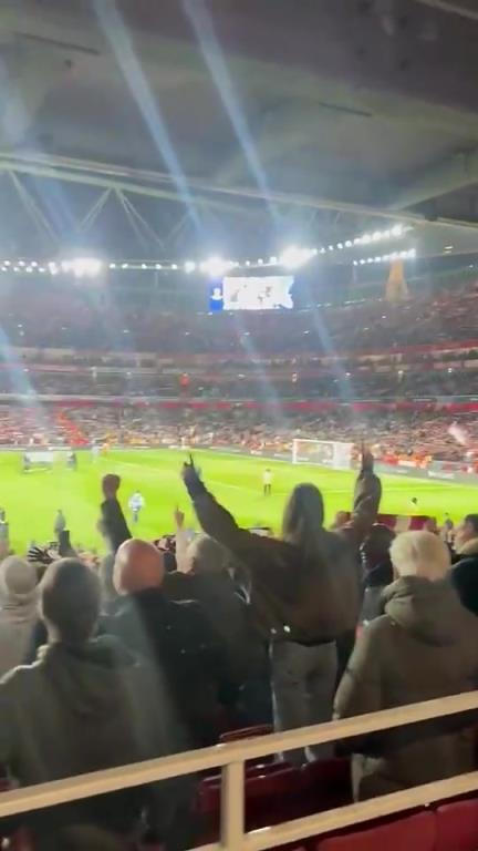 North London Forever！皇马球员落寞离场，现场枪迷高歌庆祝