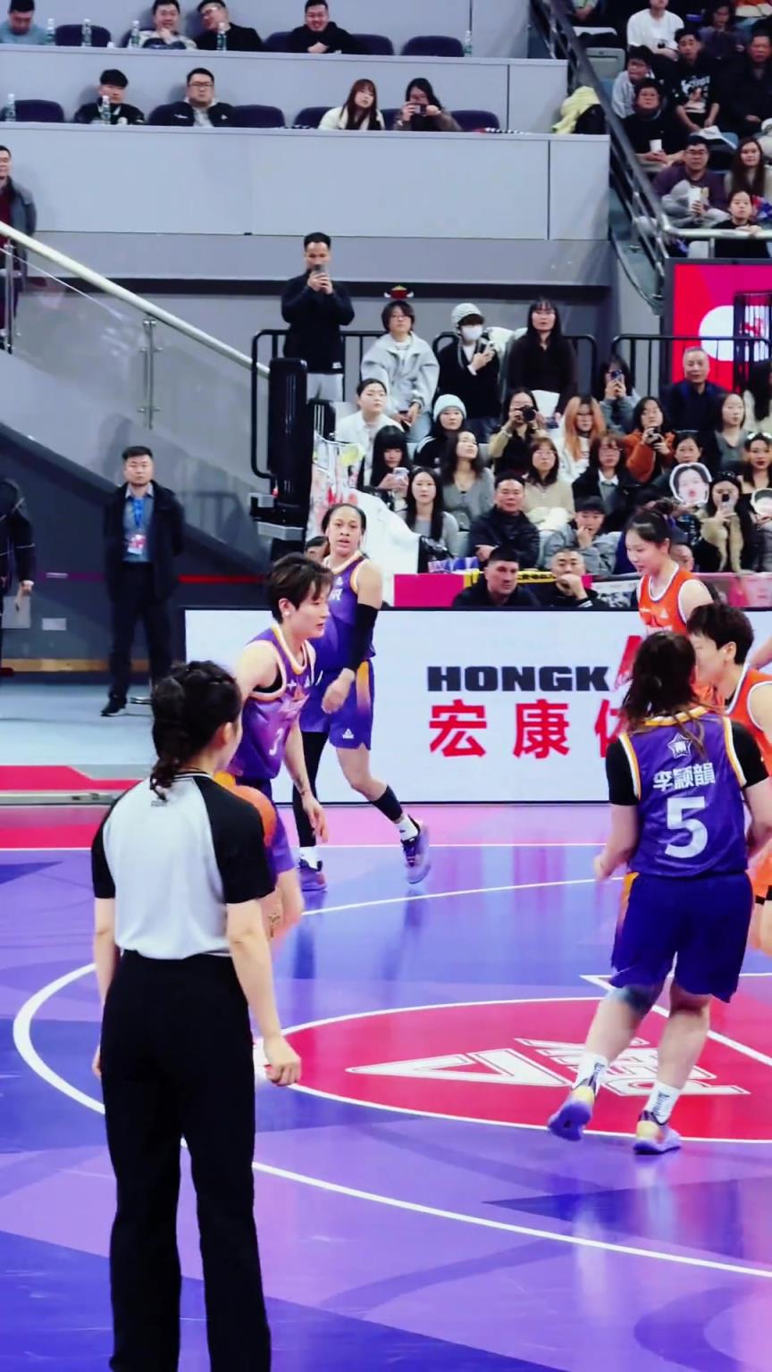 全明星杨力维掉鞋，新增一大未解之谜：究竟是芏还是脚的问题
