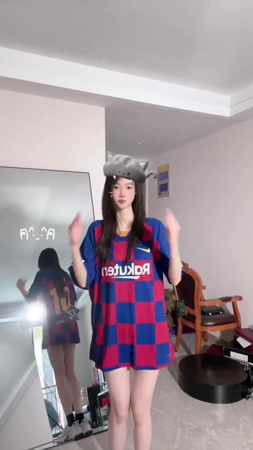 这巴萨球衣吊牌都没拆……美女你是什么星座的