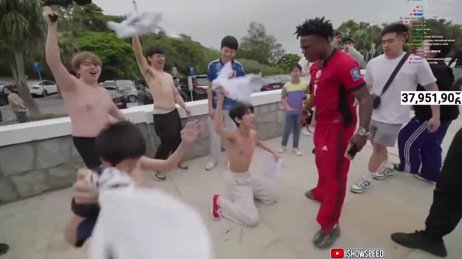 这啥精神状态？甲亢哥在香港遇到一群小孩光膀子下跪