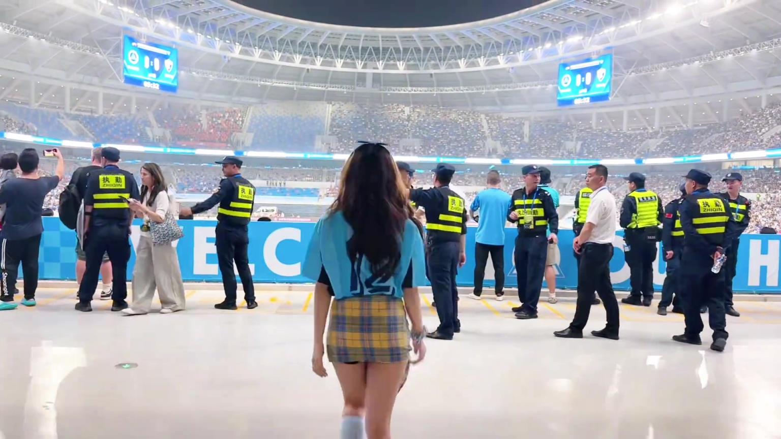 美女球迷带你看深圳队新的专业球场