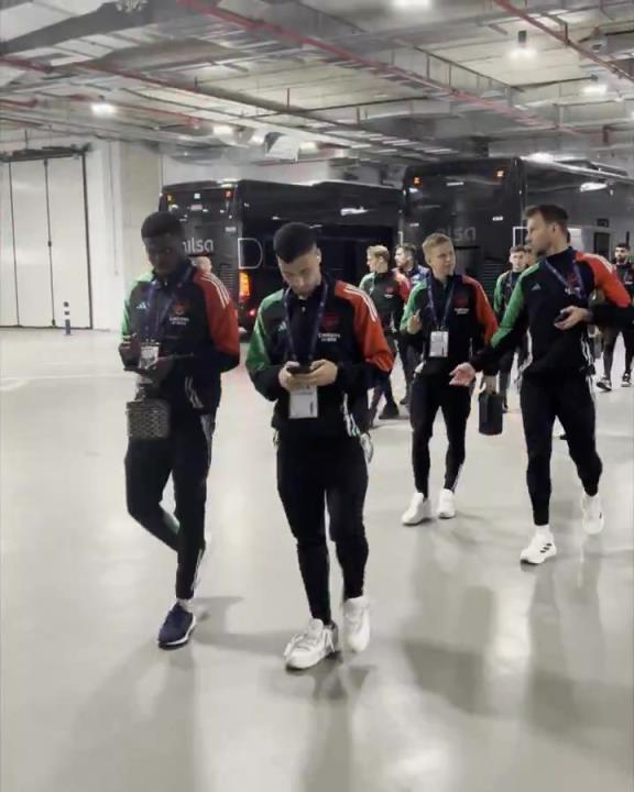 来了来了！阿森纳全队抵达伯纳乌，欧冠大战一触即发！