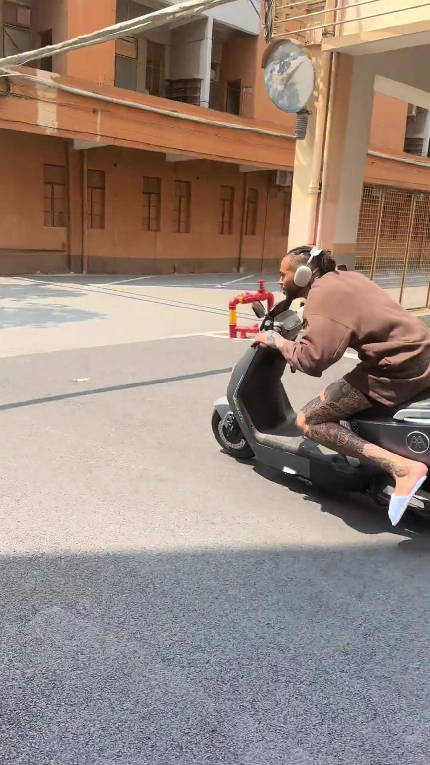 莫兰德来广东以后别的不说，车技是越来越溜了