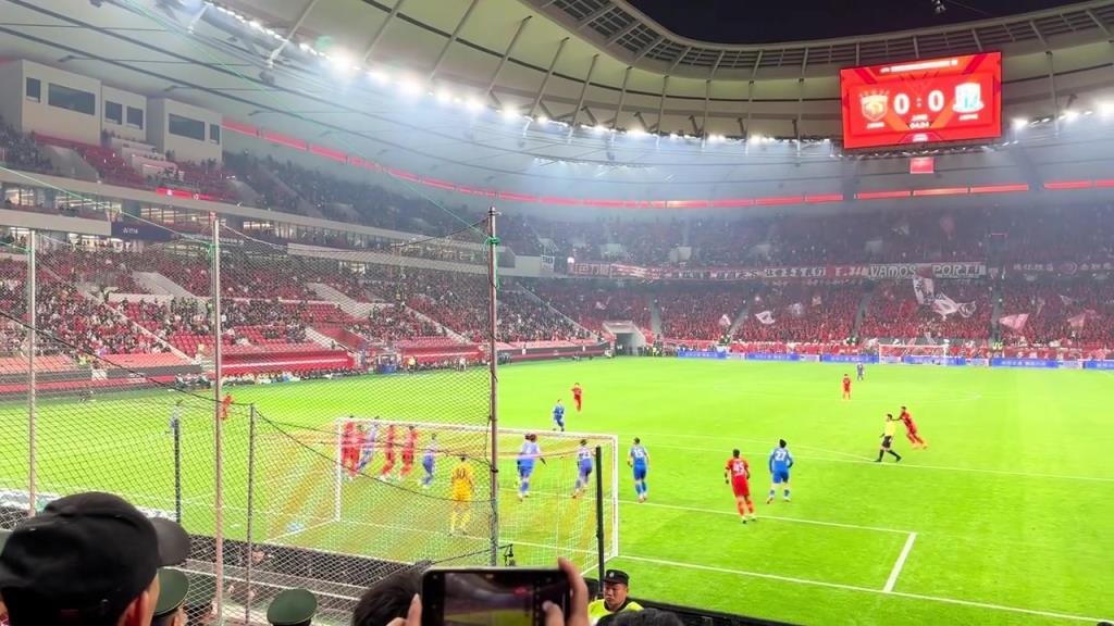 沸腾了！现场球迷实拍刘若钒低射破旧主，海港1-0领先申花