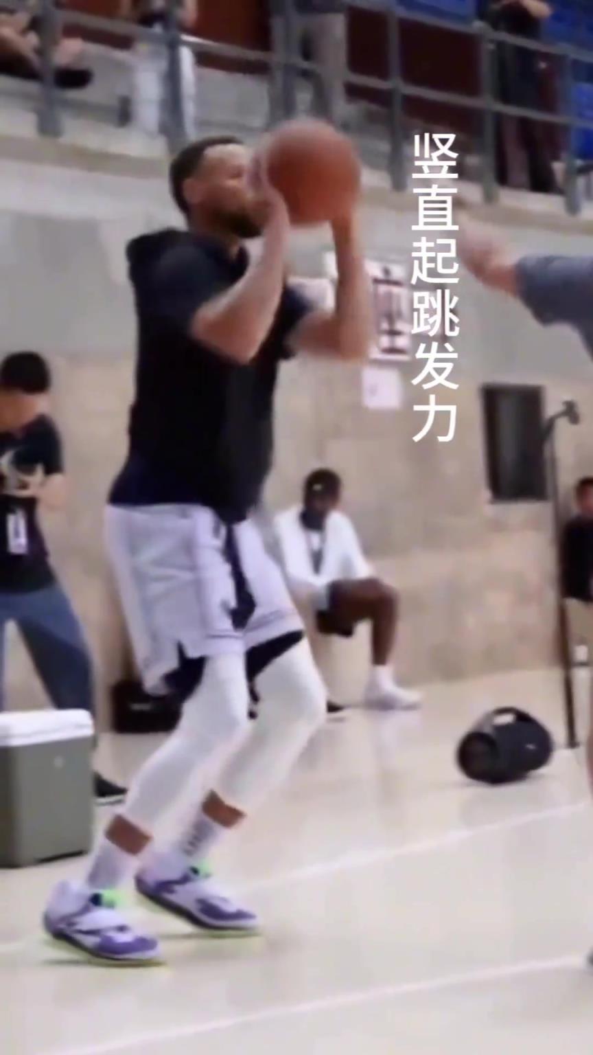 库里教你进攻技巧，控球+脚步结合制造投篮空间，成功避开防守。