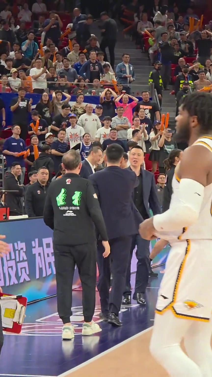 全场都在等这一刻！终于现场看到这对真爱作为主教练带着各自队伍