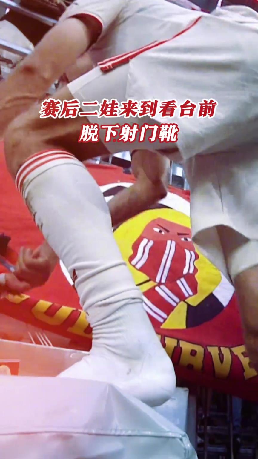 难怪拜仁球迷这么喜欢穆勒，这一幕是双向奔赴