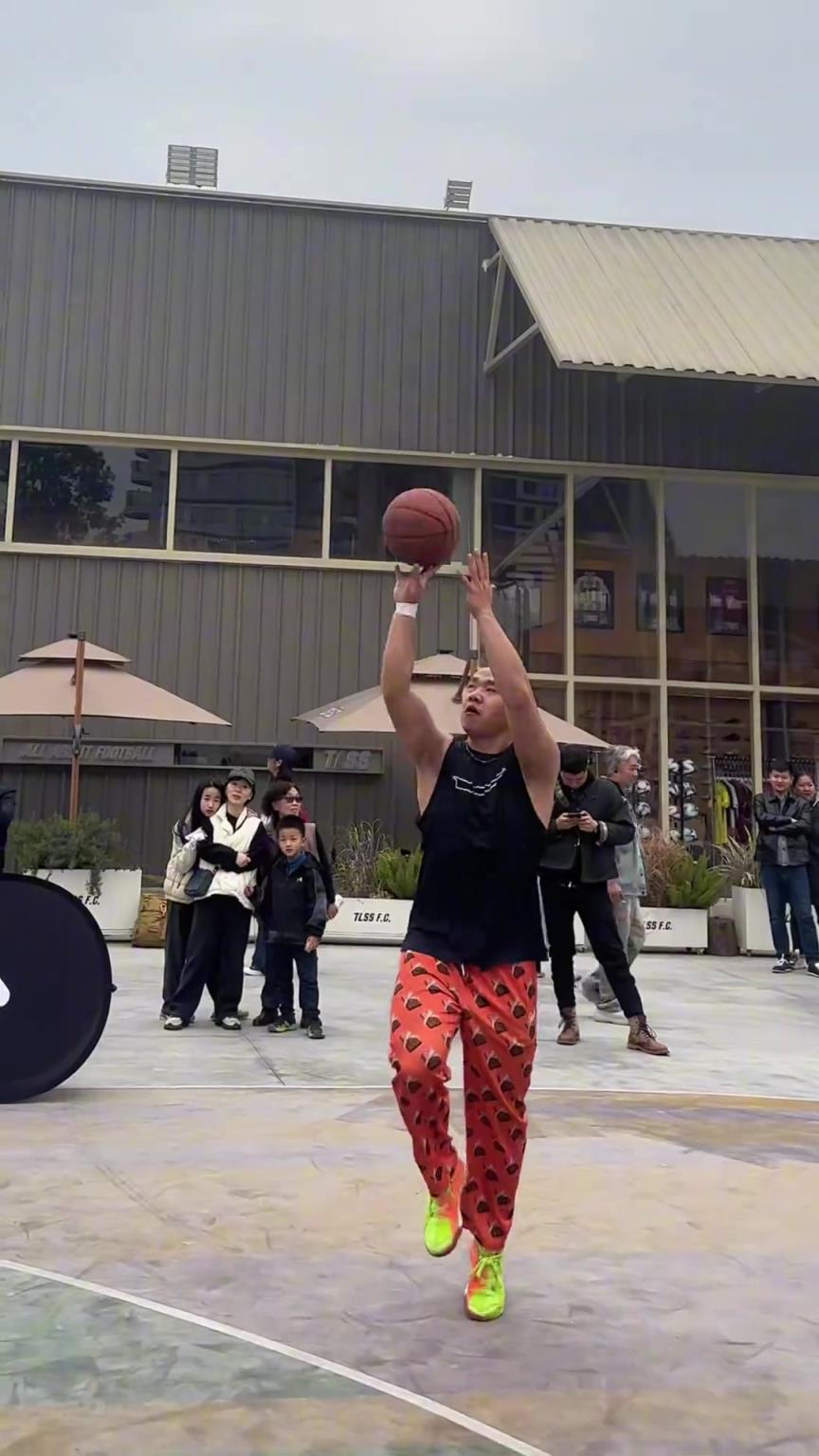 178厘米190斤大叔大战前NBA发展联盟球员之扣篮大赛！