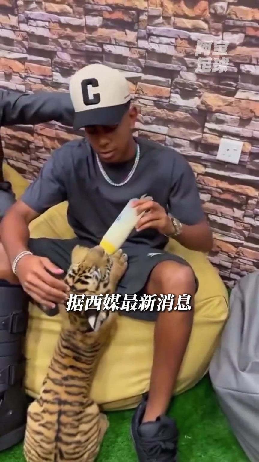 真假？亚马尔与女友分手竟是因为钱和房子都在亚马尔母亲那