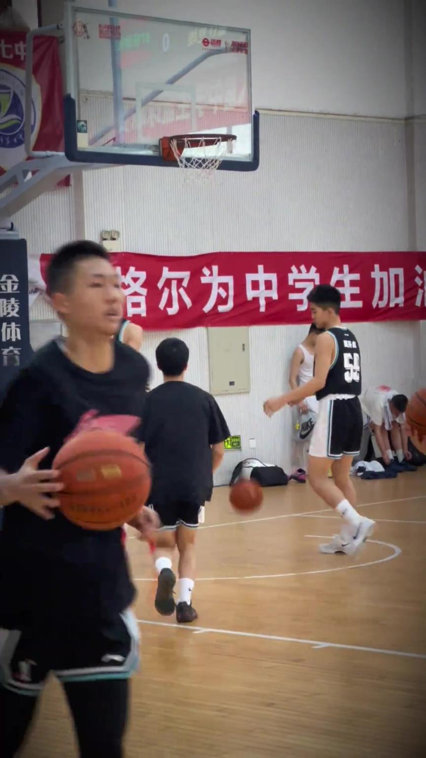 不是，现在的初中生都是这样打球的吗？