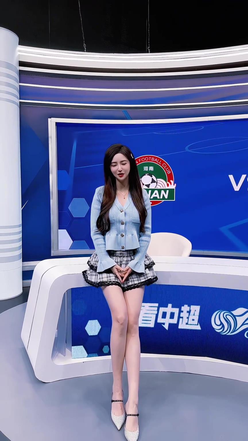 美女主播郭小仙播中超，不过怎么都听不懂