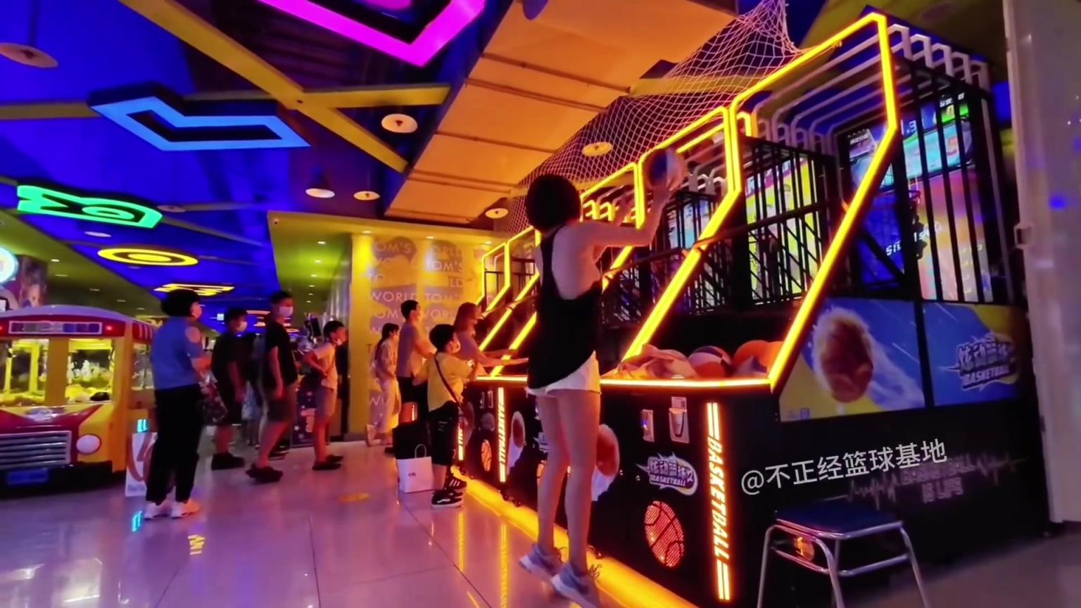 喜欢玩投篮机的妹子也一定喜欢打篮球吧？